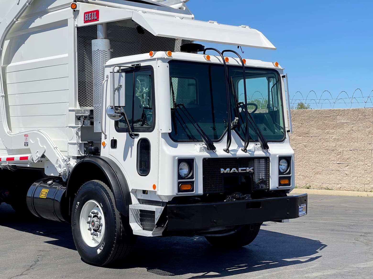 2006 Mack MR688S Heil Half Pack 40 YD Front Load Garbage Truck