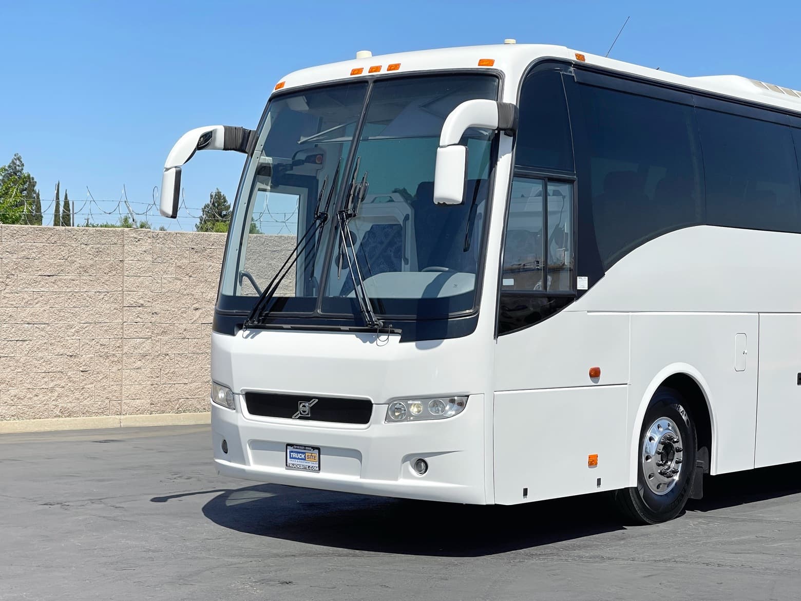2013 Volvo 9700 54 Passenger Coach Bus