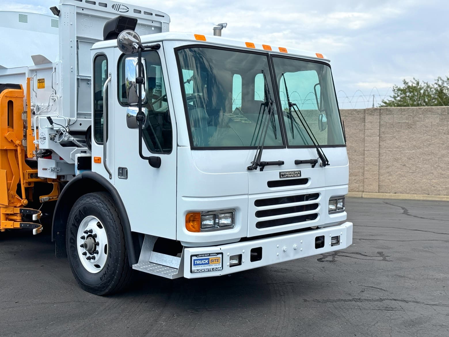 2011 American LaFrance Labrie Automizer 60/40 Split Garbage Truck