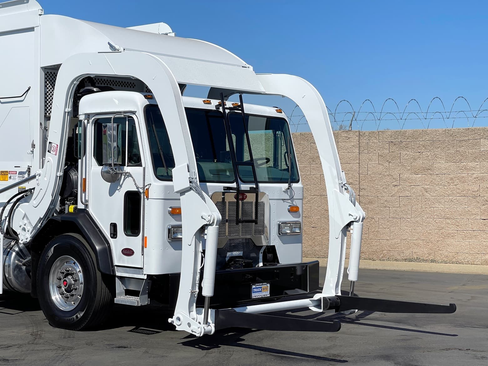 2016 Peterbilt 320 Labrie 40 Yard Front Load Garbage Truck