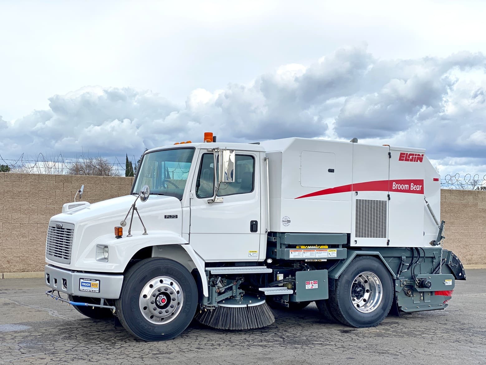2005 Freightliner FL70 Elgin Broom Bear Mechanical Street Sweeper