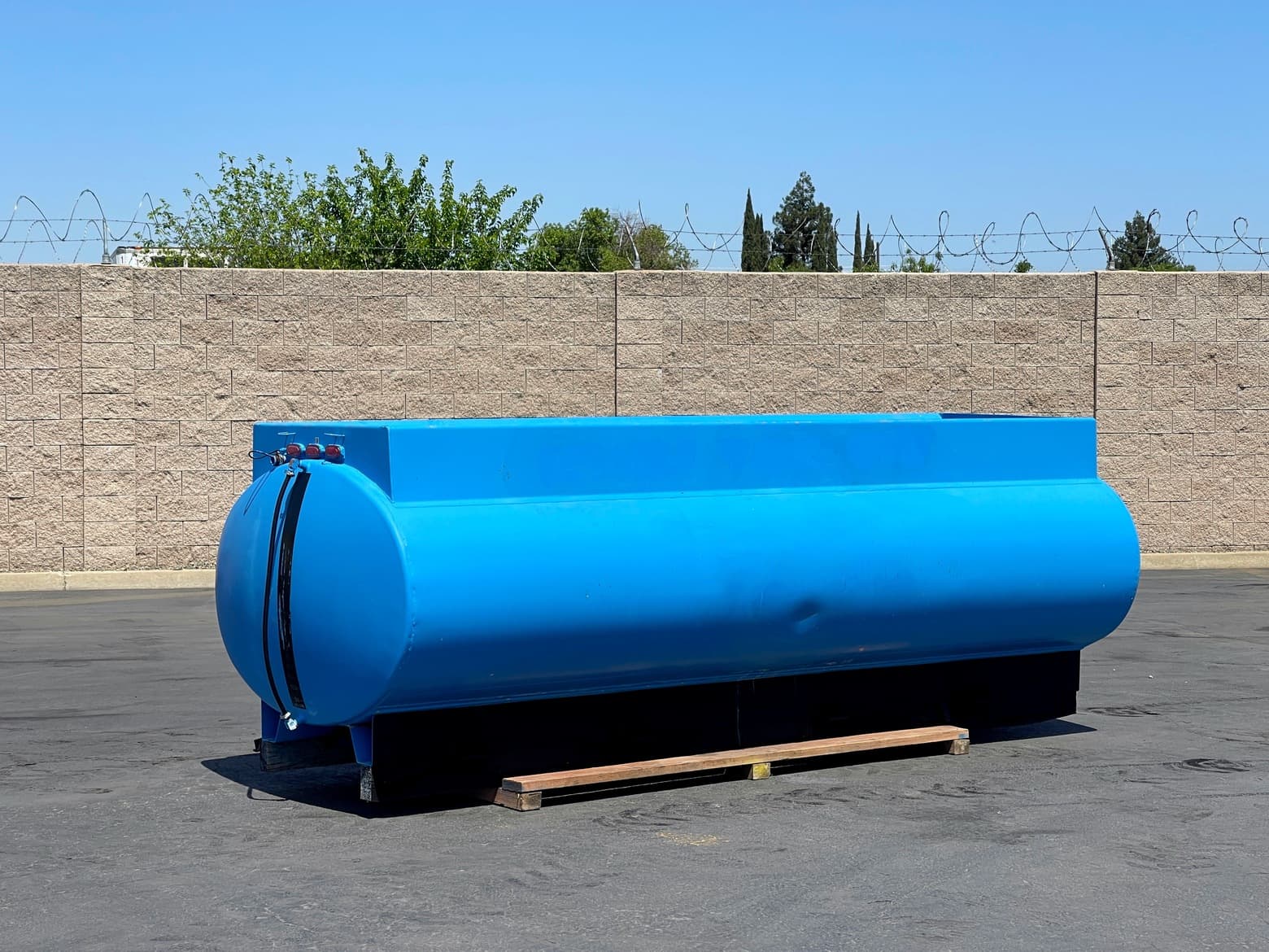 1,200 Gallon Stainless Steel Water Tank