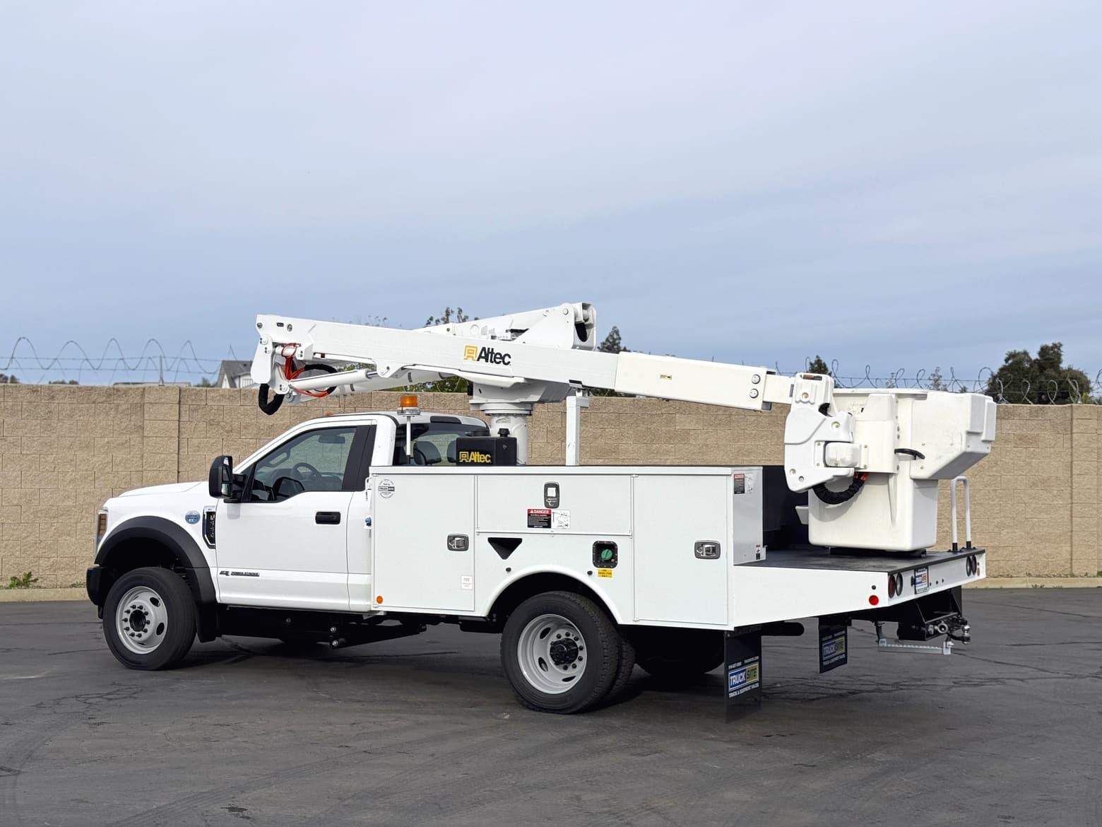 2019 Ford F550 Altec AT40G Articulating & Telescopic Bucket Truck
