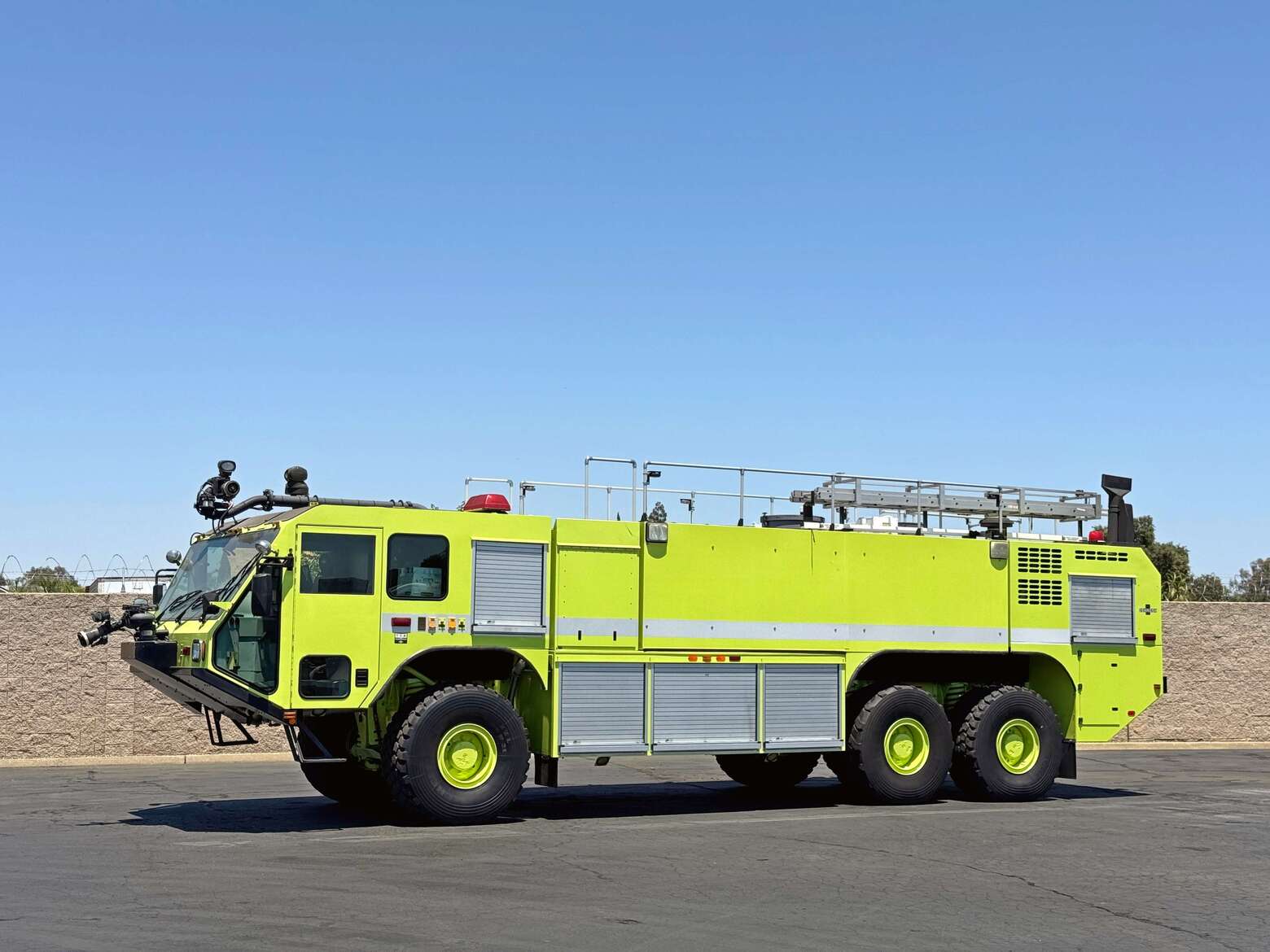 2004 Oshkosh Striker 3000 ARFF Aircraft Rescue