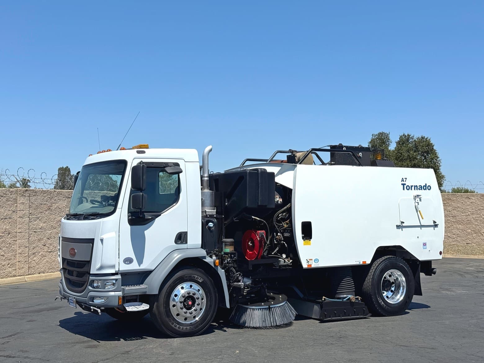 2016 Peterbilt Schwarze A7 Tornado Air Street Sweeper