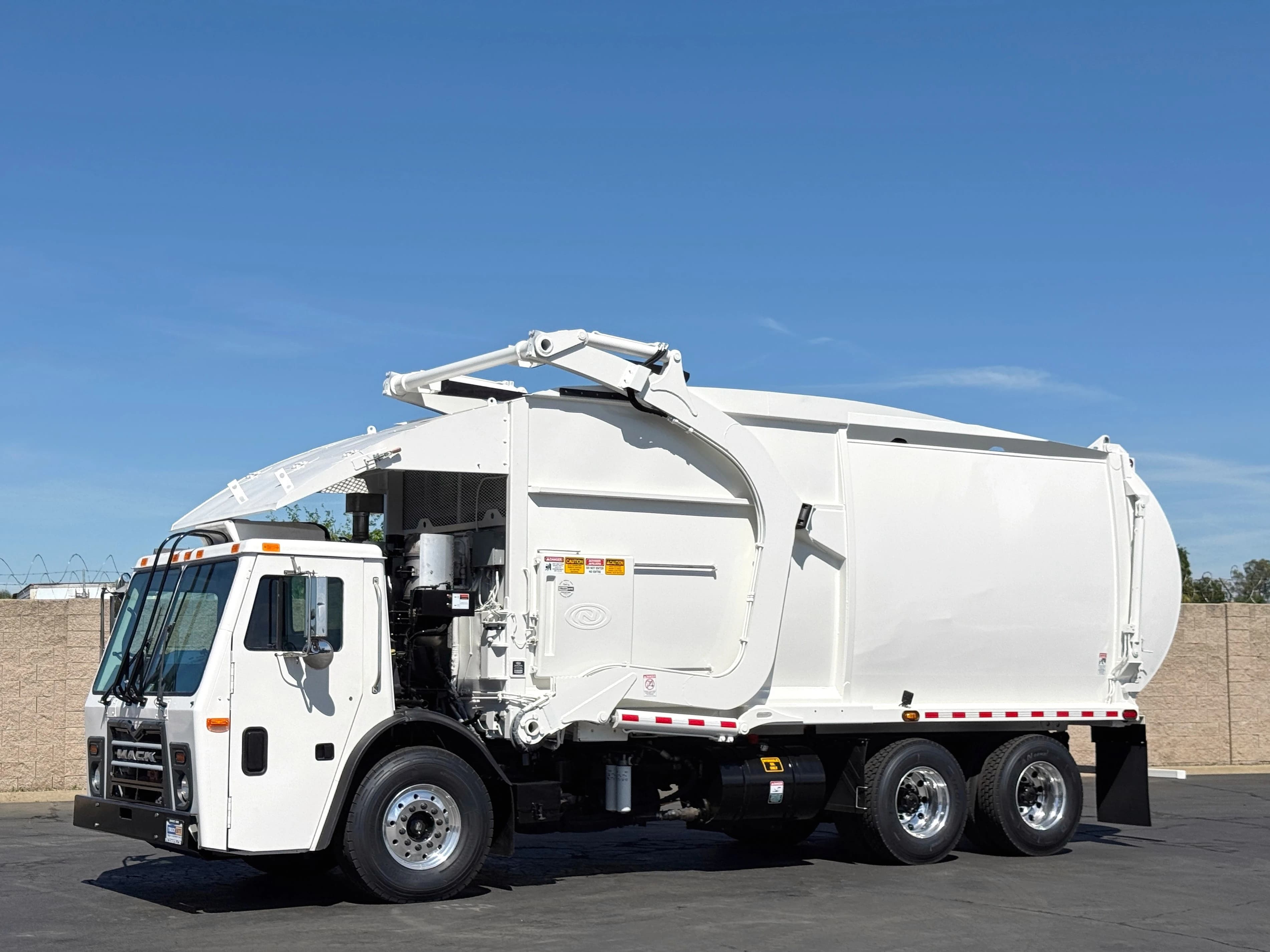 2016 Mack LEU613 New Way Mammoth 40 YD Front Loader