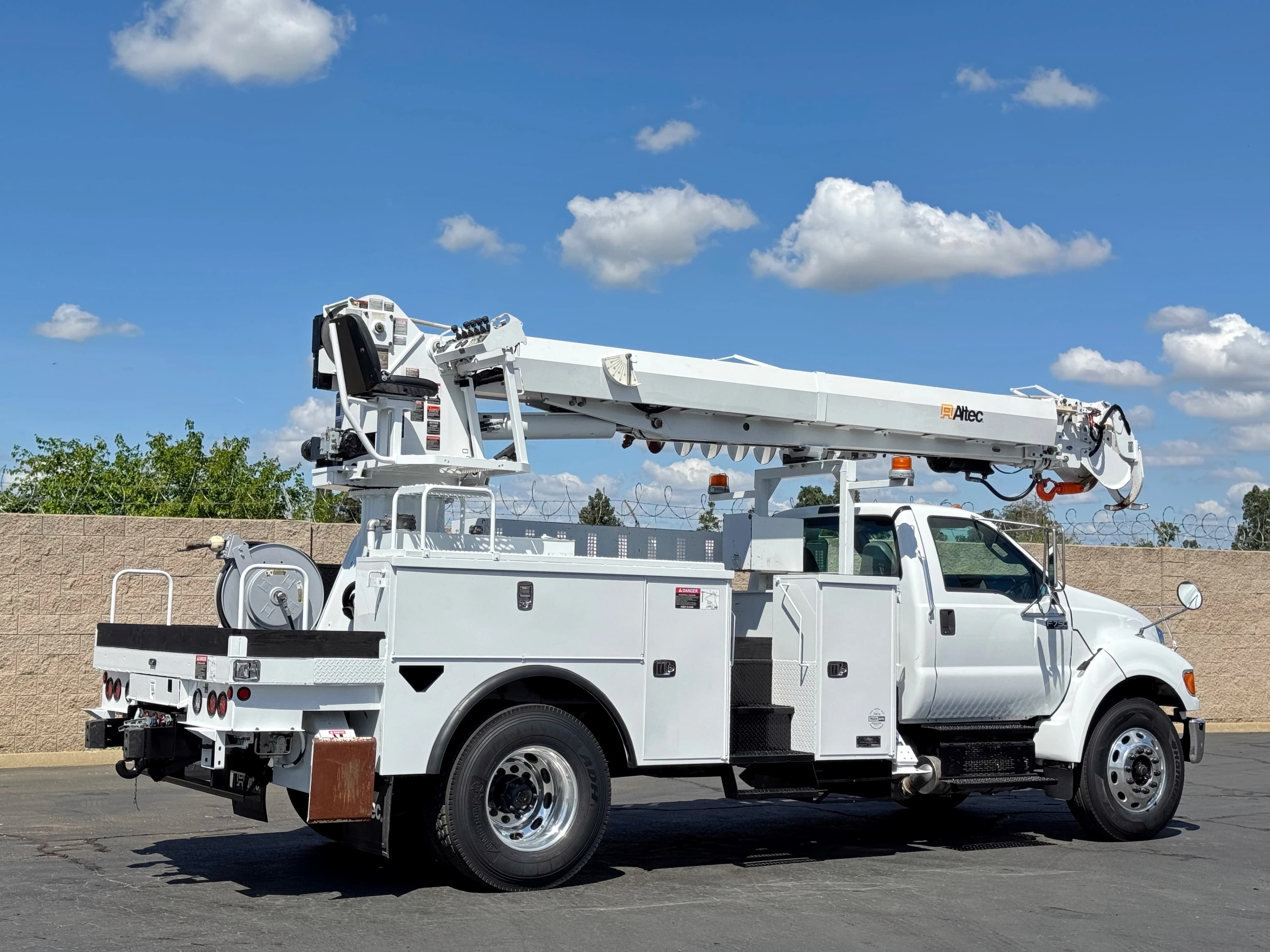2012 Ford F750 Altec DM47B-TR Digger Derrick