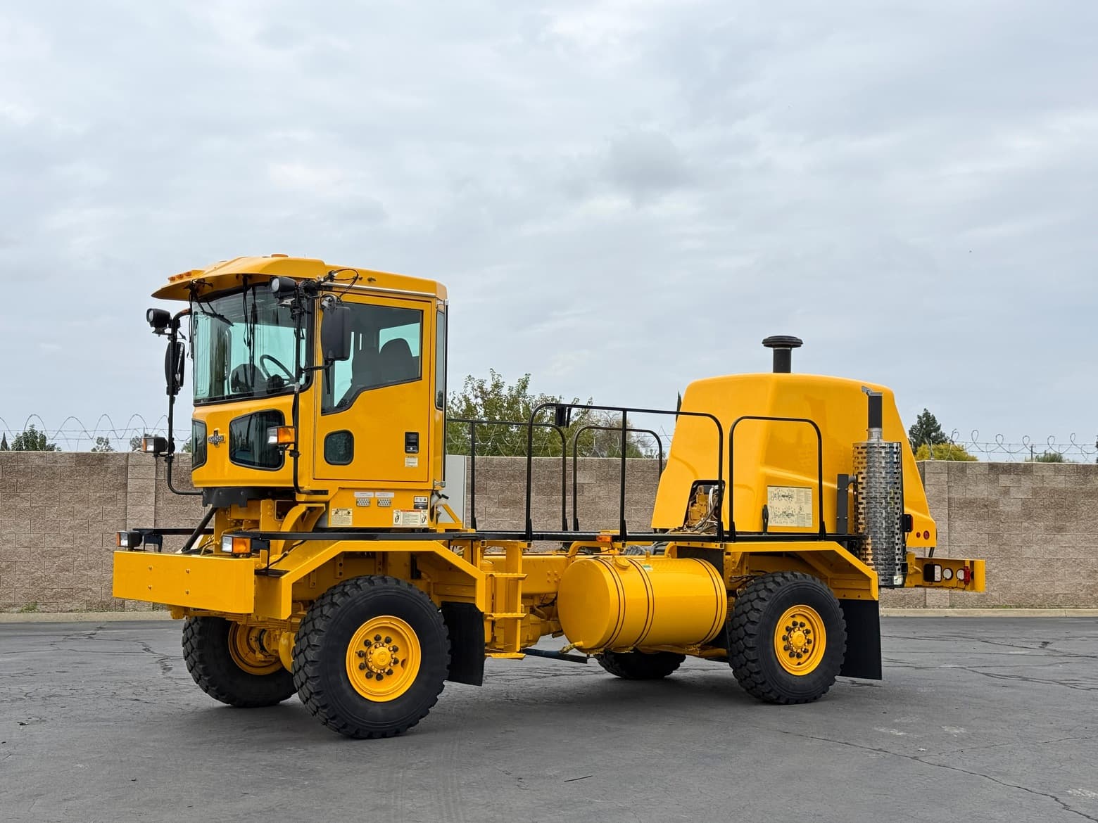 2011 Oshkosh 4x4 H2723B H-Series Chassis