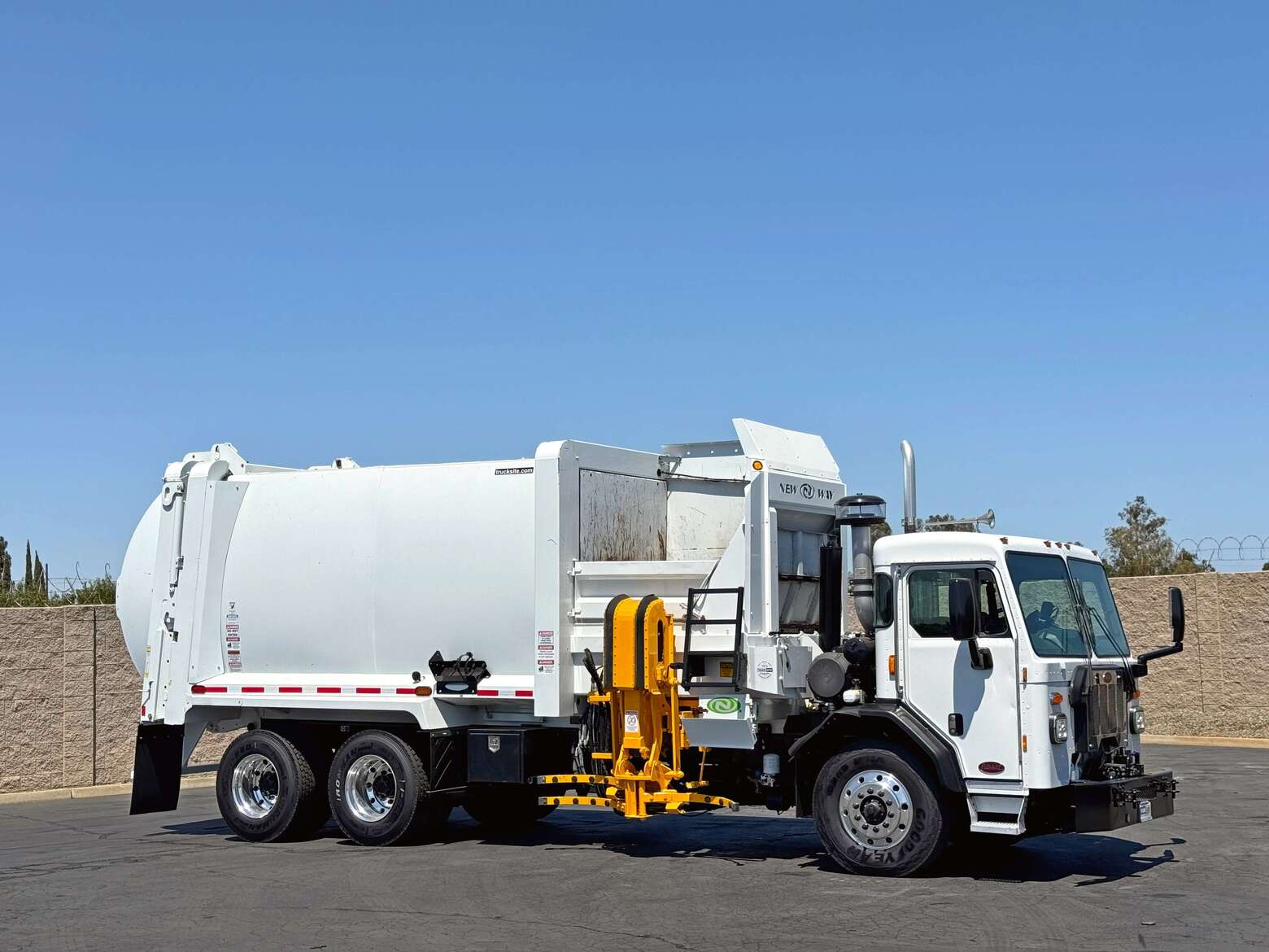 2019 Peterbilt 520 31 Yard New Way ASL Garbage Truck