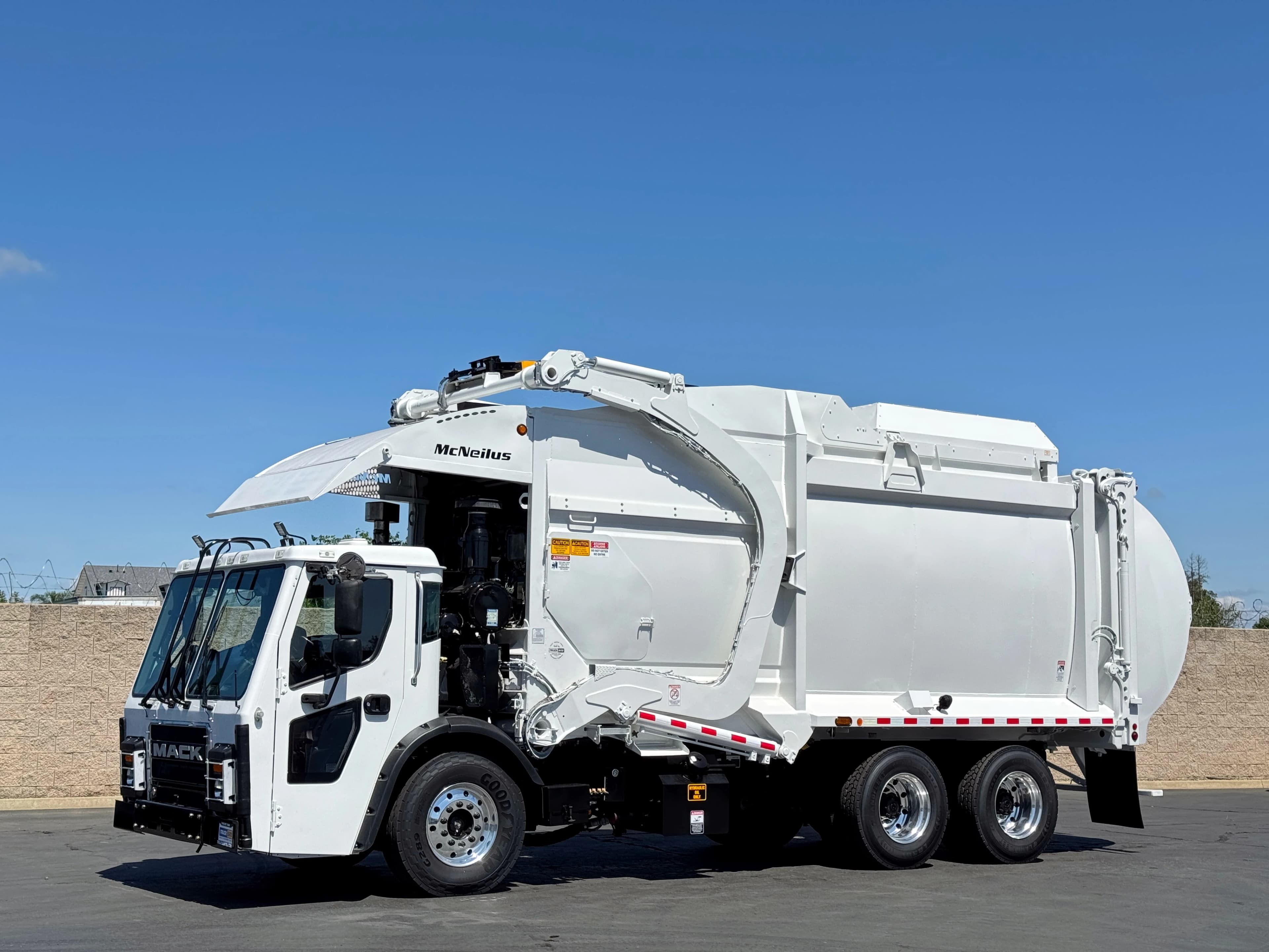 2017 Mack LR600 McNeilus CNG 40 YD Front Loader