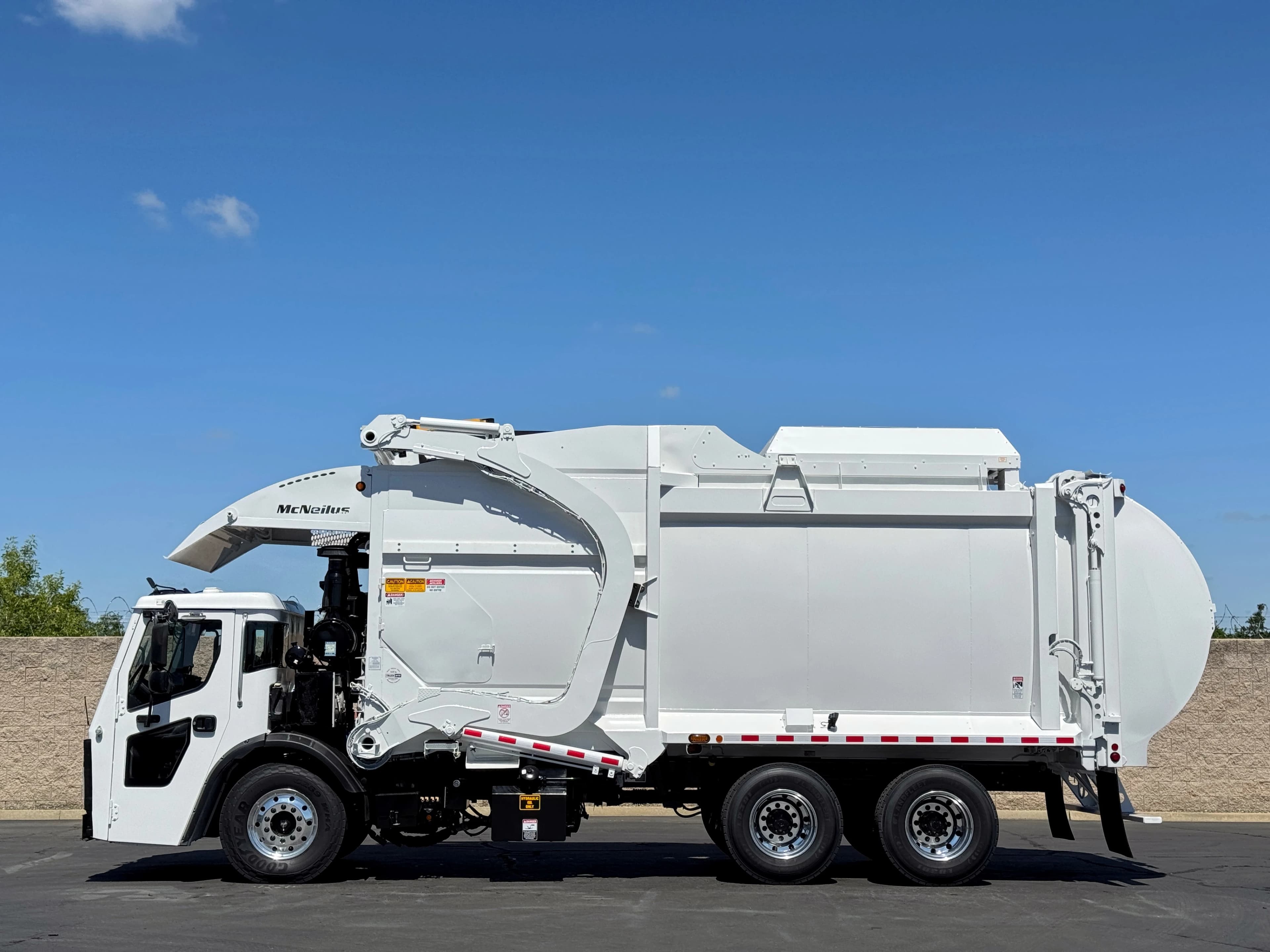 2017 Mack LR600 McNeilus CNG 40 YD Front Loader