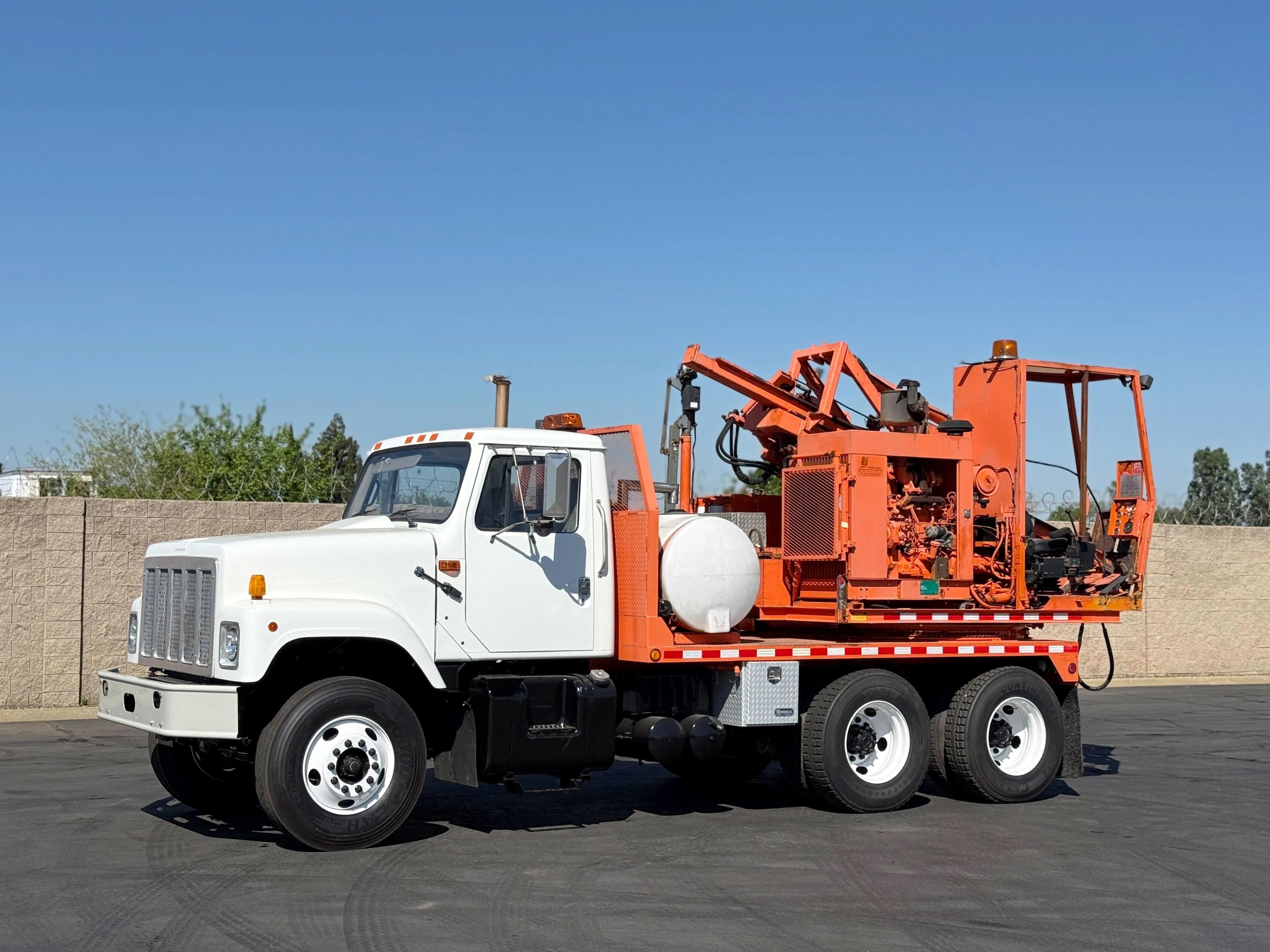 2002 International GRT Utilicorp Side Shift Post Driver