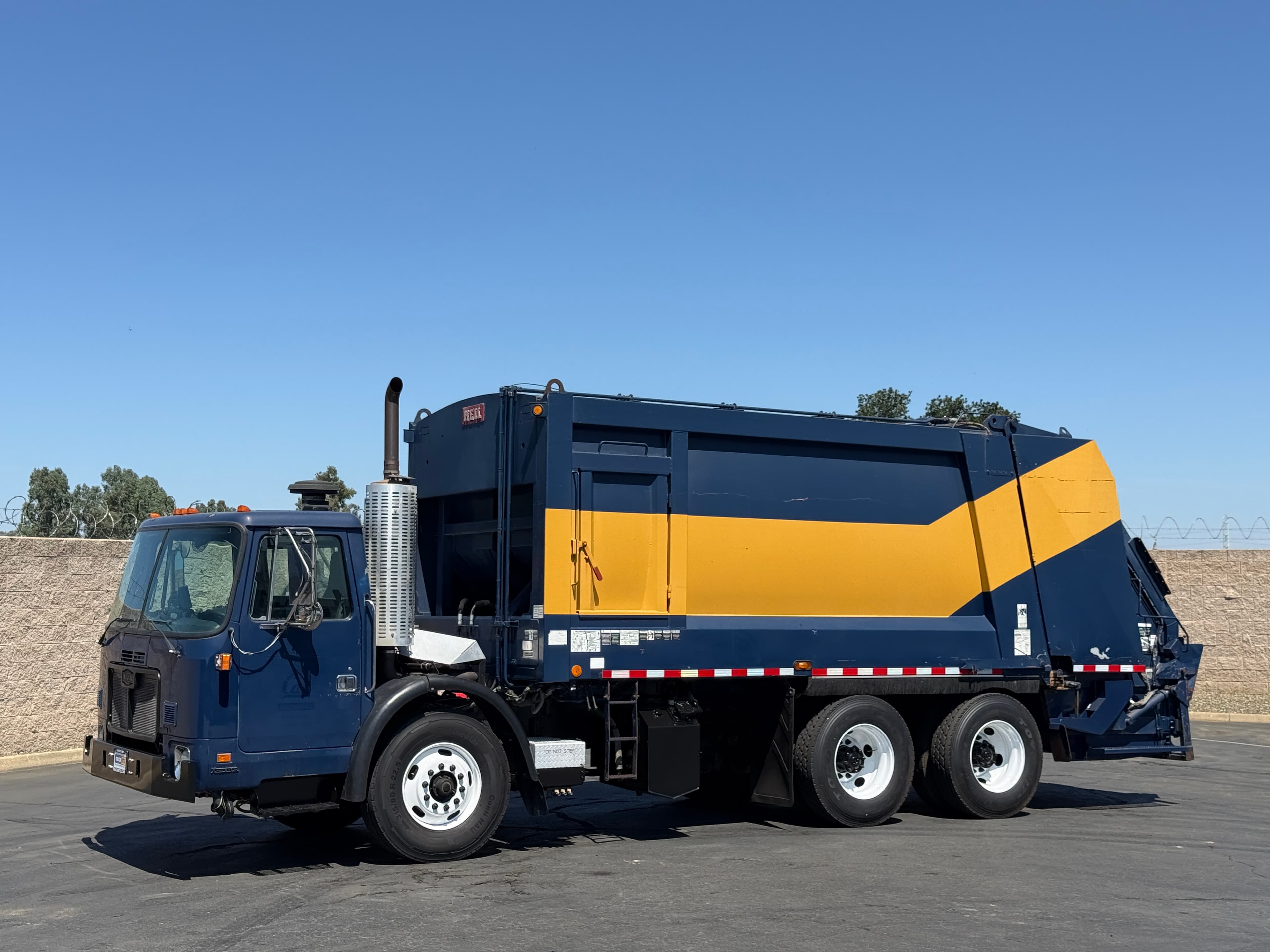 2009 Autocar Heil DuraPack 5000 29 YD Rear Loader