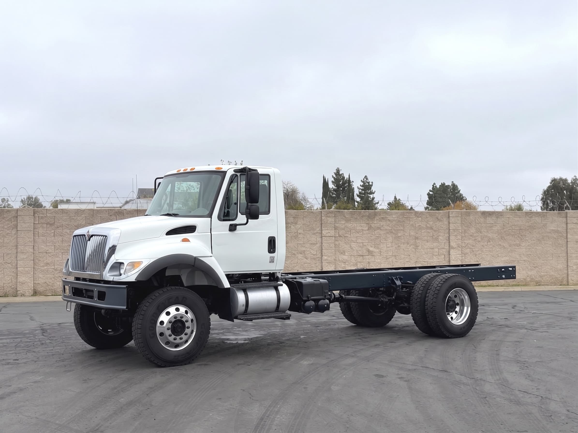 2005 International 7300 4x4 Single Axle Cab & Chassis