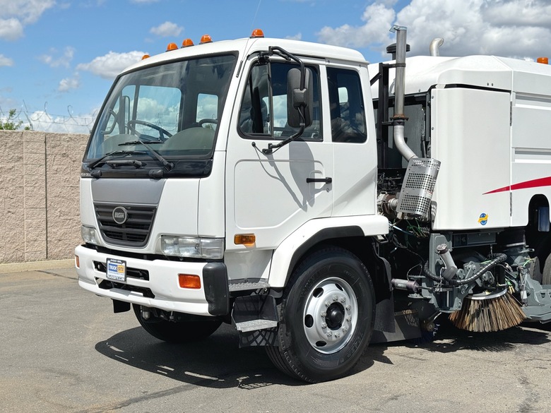 2008 UD Elgin Whirlwind MV Vacuum Air Street Sweeper