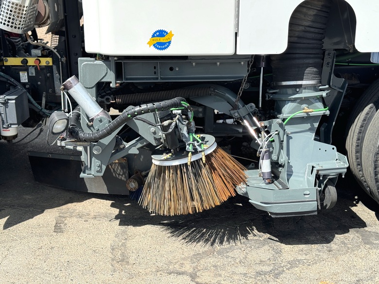 2008 UD Elgin Whirlwind MV Vacuum Air Street Sweeper