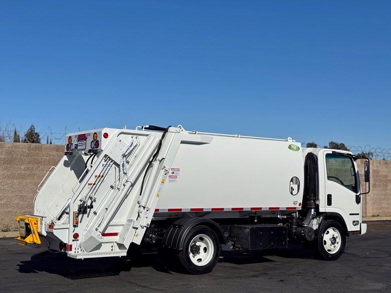 2022 Isuzu NRR New Way 8 Yard Rear Loader