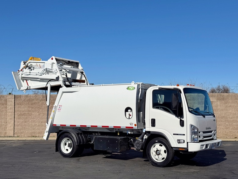2022 Isuzu NRR New Way 8 Yard Rear Loader
