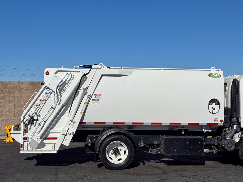 2022 Isuzu NRR New Way 8 Yard Rear Loader