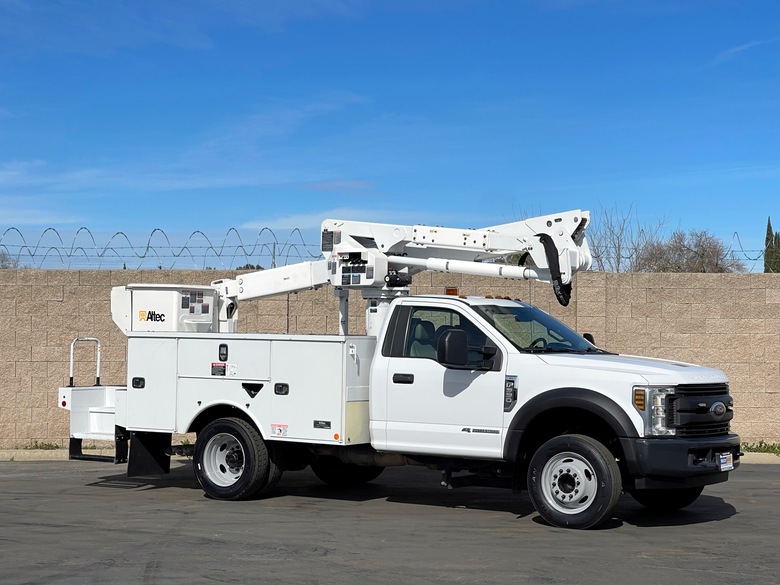 2018 Ford F550 Altec AT40G Articulating & Telescopic Bucket Truck