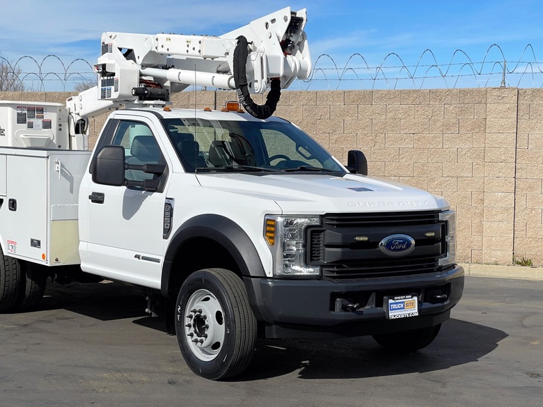 2018 Ford F550 Altec AT40G Articulating & Telescopic Bucket Truck